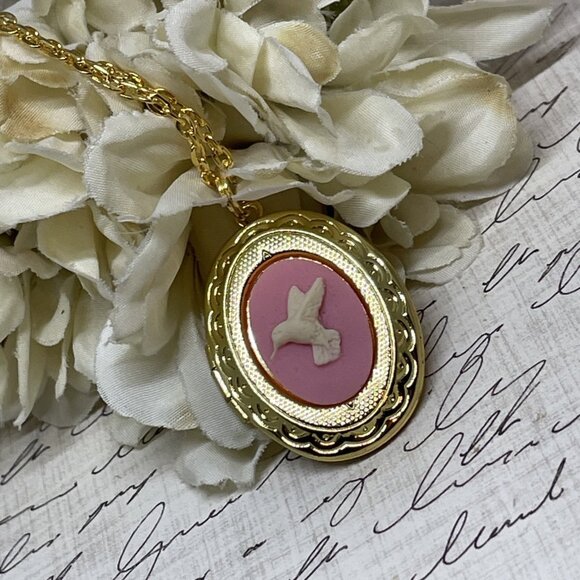 Gold Memorial Jewelry Pink Hummingbird Cameo Locket Necklace Pendant Wedding - Picture 2 of 8